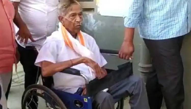 Pune Kasba Peth Bypoll Election | Girish Bapat exercises his right to vote despite being ill