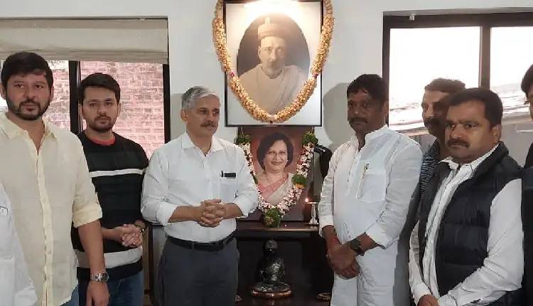Pune Kasba Peth Bypoll Election | Congress Kasba Peth state poll candidate Ravindra Dhangekar meets Tilak family