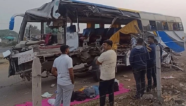 Pune Solapur Highway Accident | Four people including a policeman killed on the spot, 17 injured in accident on Pune-Solapur highway
