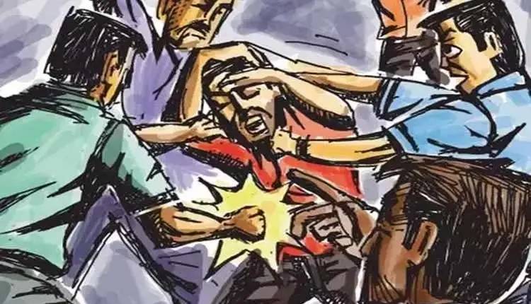 Pune Crime News | Gang beats man with sticks for not allowing delivery boy to enter girls' hostel
