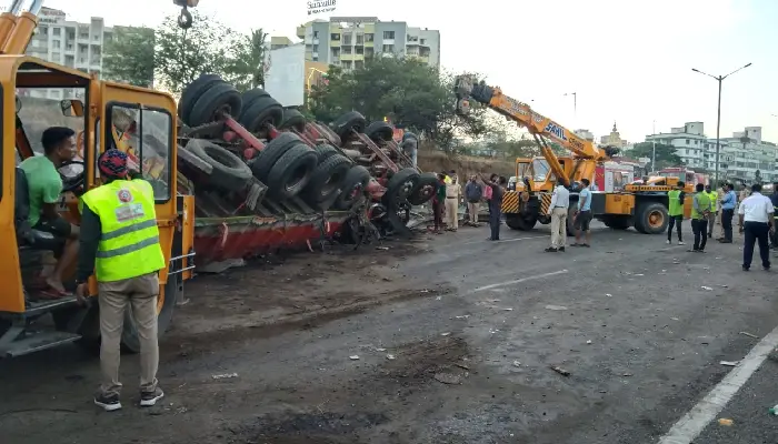 Pune – Navale Bridge Accident | Gruesome mishap on Navle Bridge: Four people injured, 18 hurt after private bus rams into truck