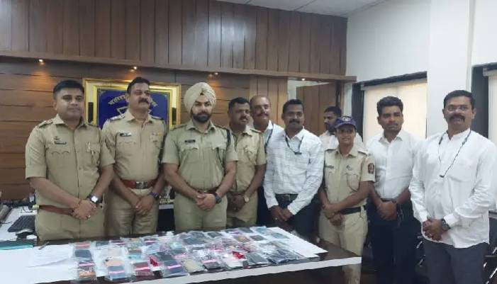 Pune Police Cyber Crime News | Policeman uses his language skills to recover 51 lost mobiles from nine states