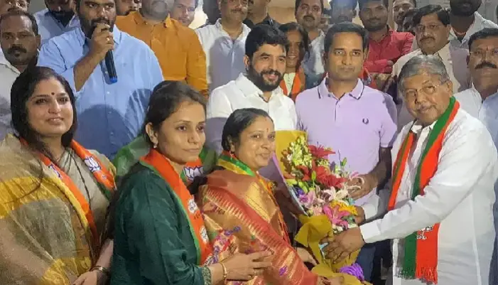 Pune Gangster Sharad Mohol’s Wife Joins BJP | Notorious gangster Sharad Mohol’s wife Swati joins BJP in the presence of Chandrakant Patil