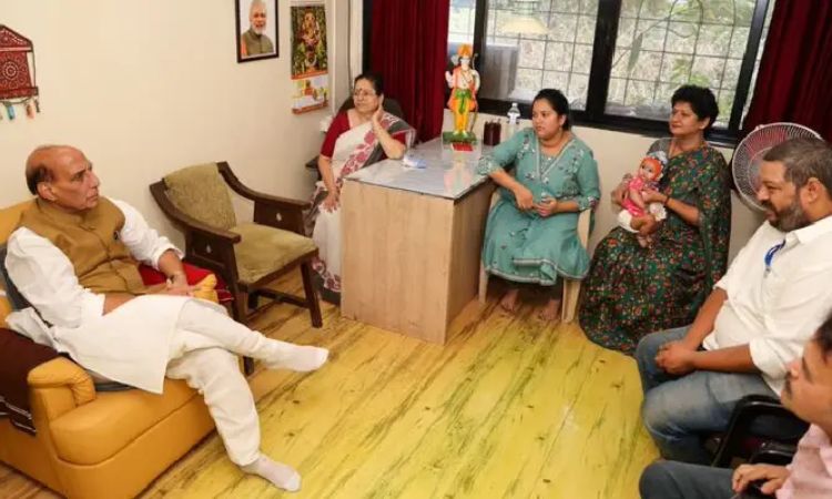 Defence Minister Rajnath Singh pays condolence visit to family of late MP Girish Bapat; Praises contribution of Bapat in strengthening BJP