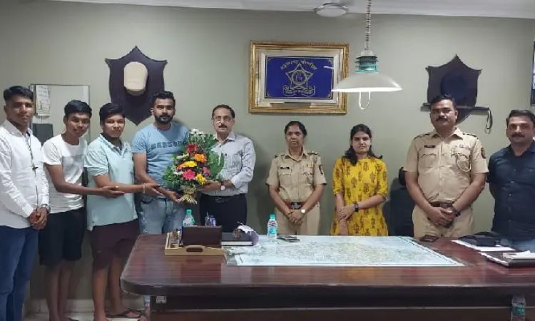Youths playing cricket in Ghorpade Peth apprehend robber fleeing after snatching gold chain; ACP Satish Govekar, Sr PI Sangeeta Yadav felicitate them