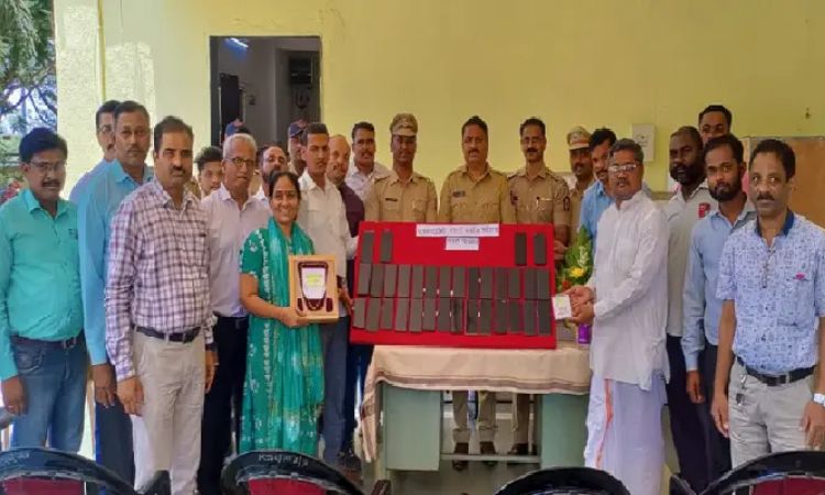Pune Pimpri Chinchwad Crime News | Bhosari MIDC police hand over 30 stolen mobiles and gold ornaments to owners