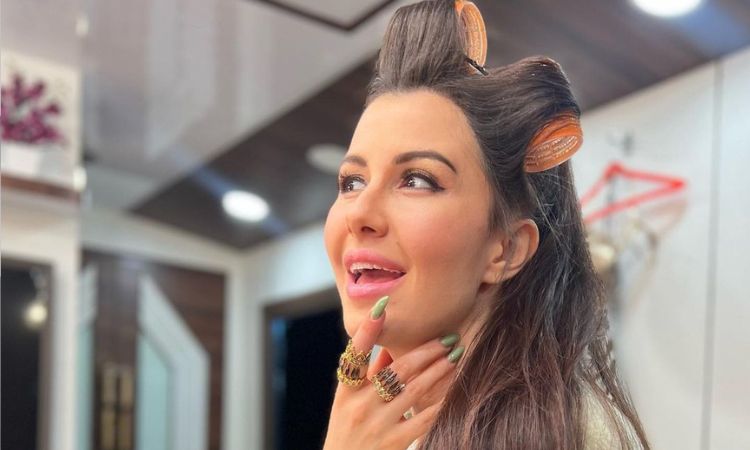Georgia Andriani | Georgia Andriani smokes Hot in a Bikini: Check out the BTS pic from her vanity