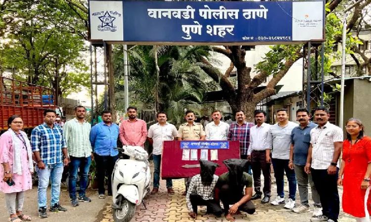 Pune Crime News | Two arrested for robbing actors on BT Kawade Road by threatening them with sickle; Goods worth ₹74, 000 seized