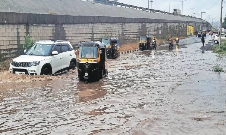 Pune Satara Highway | Pune-Satara Waterlogged Woes: Service Road Submerged, Traffic Disrupted