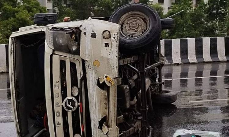 Pune Crime Accident News | Narrow Escape: Nine Survivors as Mini Bus Steering Rod Breaks in Pune