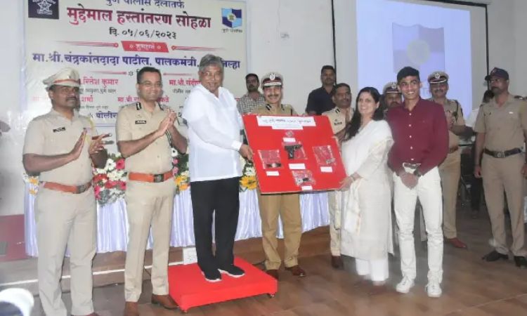 Pune Police News | Guardian Minister Patil returns stolen goods worth ₹5.75 crore to citizens