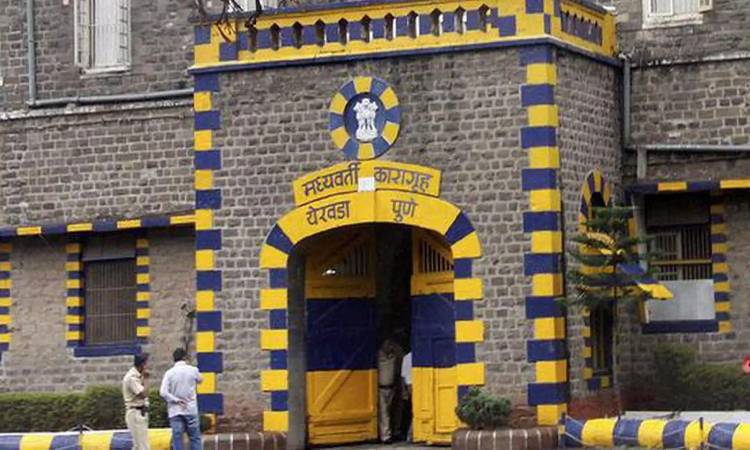 Yerwada Central Prison | 15 staffers from Yerwada Central Prison to be transferred due to their role in four mobile phone smuggling in jail
