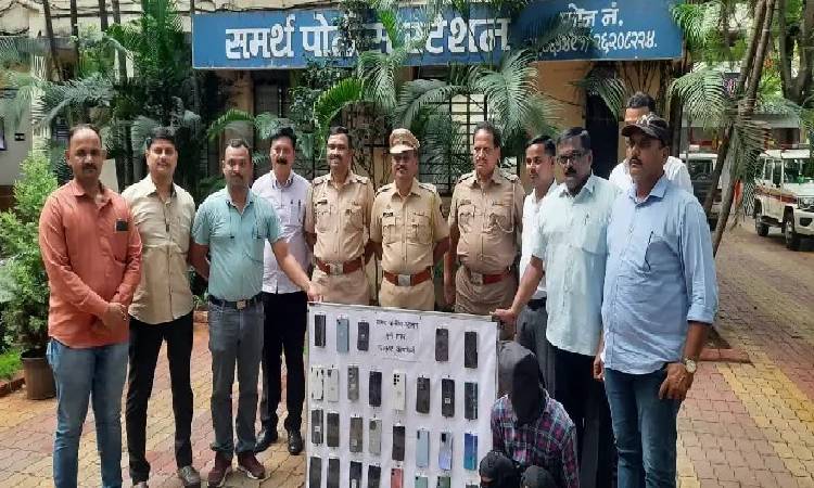 Pune Police | Pune Police arrest youth from Nana Peth for stealing mobiles; Police seize 29 mobiles worth ₹5 lakh