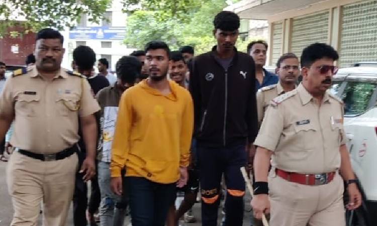 Pune Crime News | Gang was creating atmosphere of terror in college by displaying sickle and knife; Police parade members of the gang on college premises