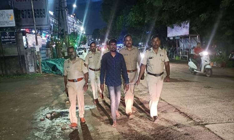 Pune Crime News | Police parade notorious goon in Kondhwa