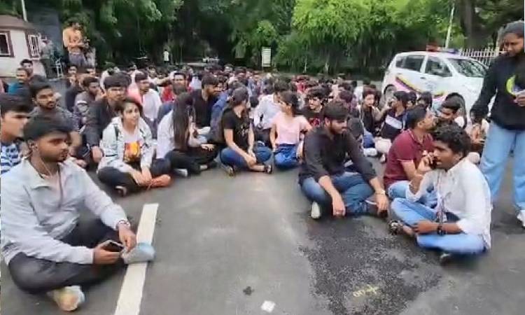 Pune University - SPPU News | NSUI Holds Protest at Savitribai Phule Pune University Over Software Engineering Exam
