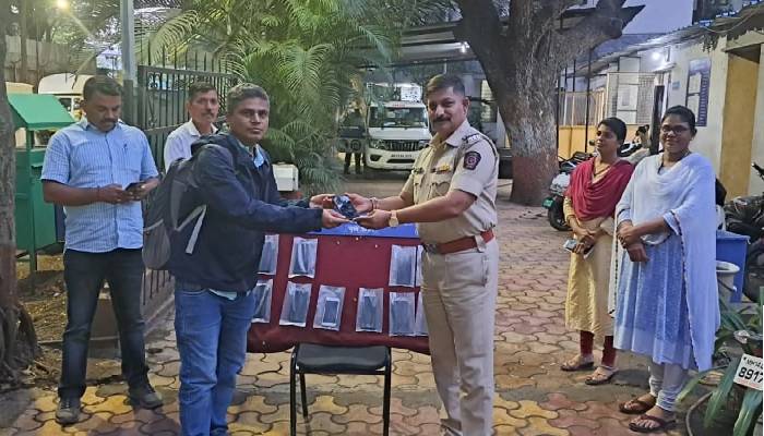 Pune Police News | Wanawadi police hand over stolen mobiles to their owners