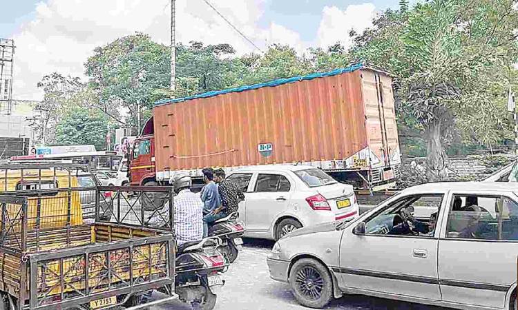Pune News | Pimpri Chinchwad Takes Steps to Reduce Traffic Issues with Restrictions on Heavy Vehicles and Buses