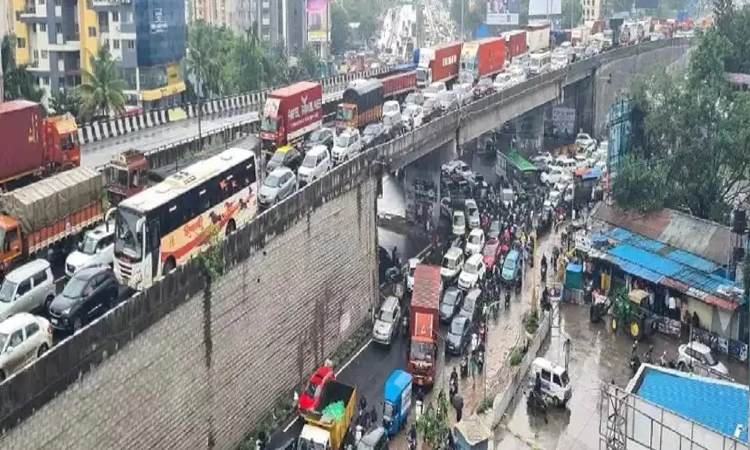 Pune Traffic | Traffic Chaos on Mumbai-Bangalore National Highway as Potholes Bring Vehicles to a Halt