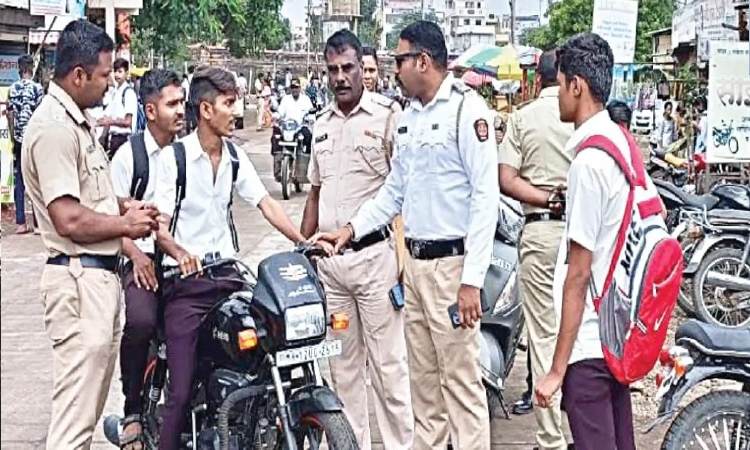 Pune Police News | Newly Appointed Police Inspector Sanjay Jagtap Cracks Down on Roadromeos, Traffic Violators, Collects ₹83,000 in Fines
