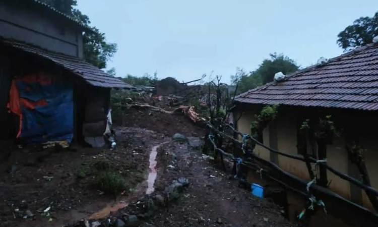Pune Landslide | Landslide between Dapsare and Ghol villages in Velhe taluka affects movement of traffic