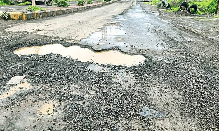 Pune News | MIDC Roads in Disarray! Potholes and Waterlogging Plague Chakan Area