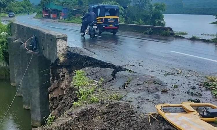 Pune News | Danger on Sinhagad Road! Citizens Demand Immediate Action After Substantial Part of Bridge Gets Damaged