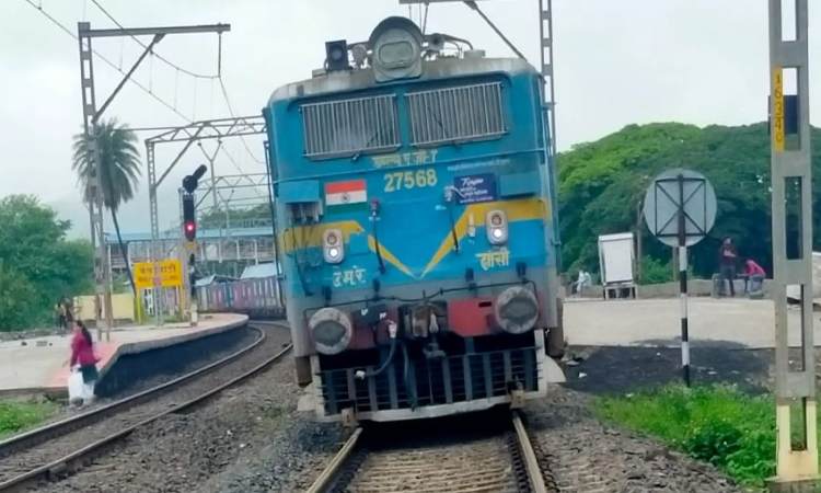 Pune-Mumbai Railway Traffic | Freight Train Engine Breakdown Causes Delays in Pune-Mumbai Railway Traffic