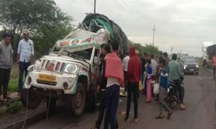 Pune Accident News | Driver of pick-up van dies in mishap at Kurkumbh; Local residents take away jaggery blocks
