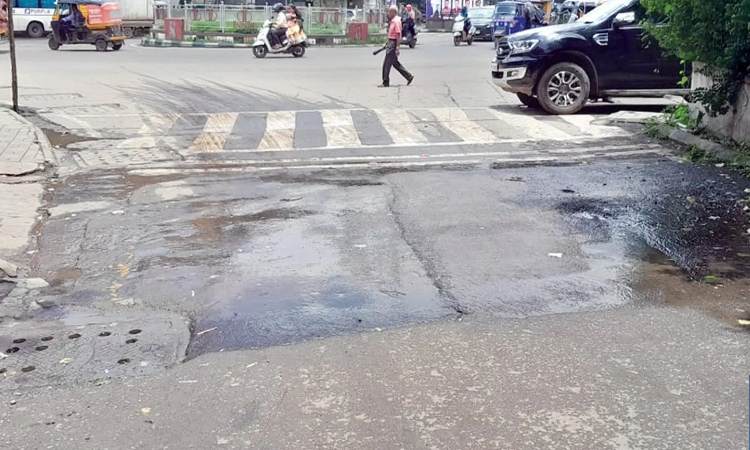 Pune News | Pune Residents Fume as PMC Neglects Urgent Water Pipeline Leak Repairs Near Mitra Mandal Chowk