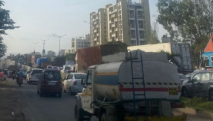 Pune Traffic Updates | Tyre burst of car on highway leads to huge queue of vehicles proceeding towards Warje and Dukkar Khind